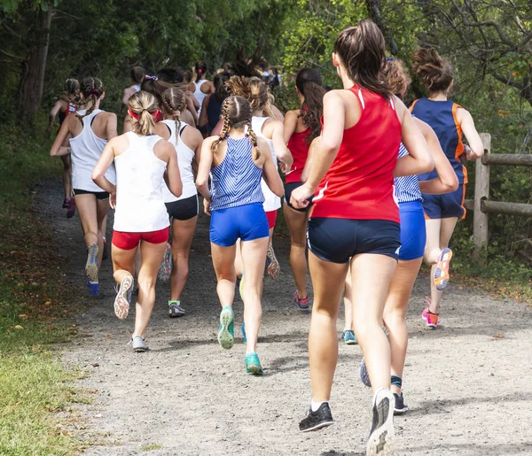 Meisjes Cross Country race op onverharde weg in bossen genomen van achteren — Stockfoto