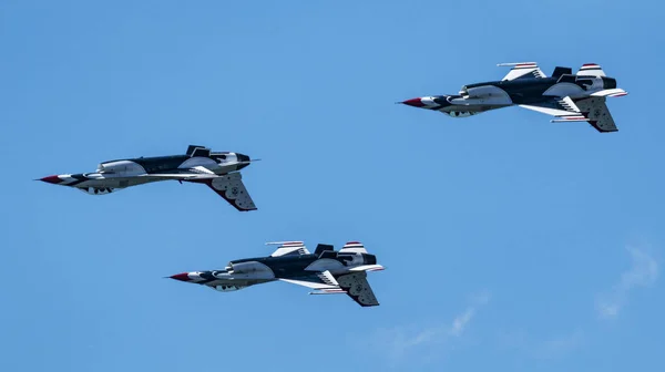 USAF Thunderbirds flyger upp och ner i Diamond formation — Stockfoto