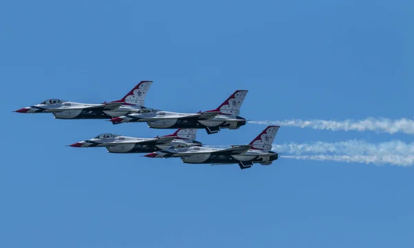 Thunderbirds flyger tätt tillsammans — Stockfoto