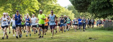 Sunken Meadow State Park 10k çim üzerinde koşu yarışı başlangıç