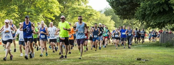 Corrida começar na grama no Sunken Meadow State Park 10K — Fotografia de Stock