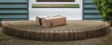 Yağmurda verandada bırakılan paket