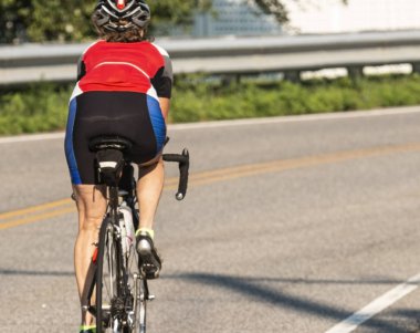 Arkadan bir yol yarış bisikleti bisikletçi eğitim