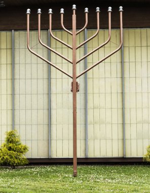 Menorah bir tapınağın önünde dışında