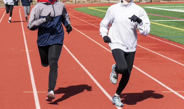 High School flickor som kör i körfält på ett rött spår — Stockfoto