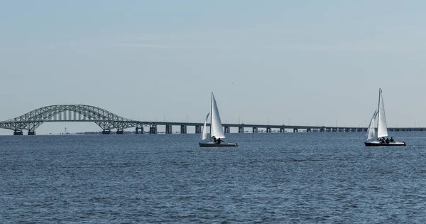 Sailboats in the bay with the Robert Mosses bridge in background — Stock Photo, Image
