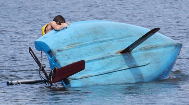 Kişi asılı ile Capsized güneş balığı Yelkenli