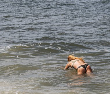 Okyanus içine bikini dalış Redhead kız