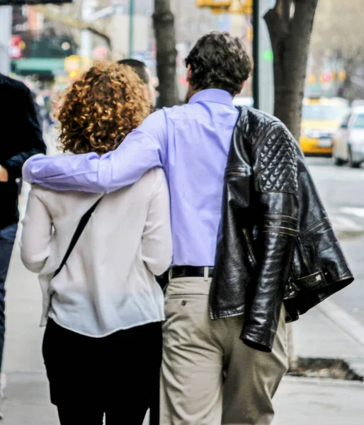 Rückansicht eines Paares, das auf einer Straße in der Stadt spaziert — Stockfoto