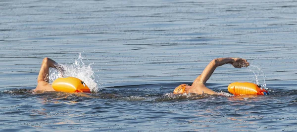 Dva muži plavou spolu v oenské vodě — Stock fotografie