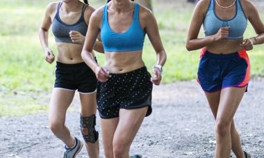 Yazın çakıl yolda koşan üç kız