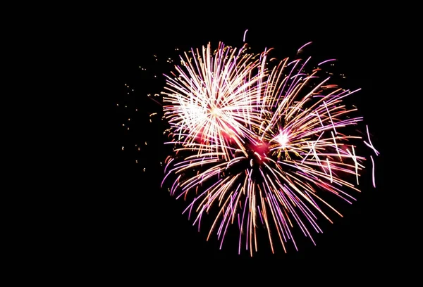 Красочные фейерверки взрываются во время шоу — стоковое фото