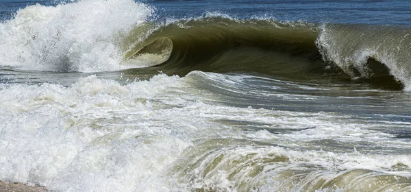 Ondas duras do Oceano Atlântico batendo ao longo da costa em Fire Isla — Fotografia de Stock