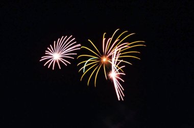 Gökyüzünde patlayan üç güzel havai fişek patlaması