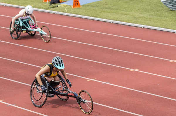 2つのシェルチェアのアスリートは、トラックとフィールドレースで競います — ストック写真