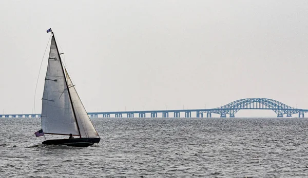 Żaglówka żeglarska w kierunku mostu w Great South Bay Babylon — Zdjęcie stockowe