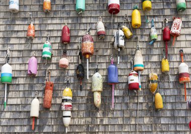 Maine bina duvarında ıstakoz şamandıralar