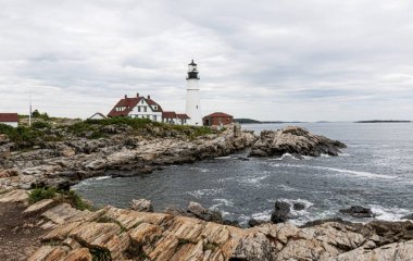 Portland Head Light yaz aylarında bulutlu bir günde
