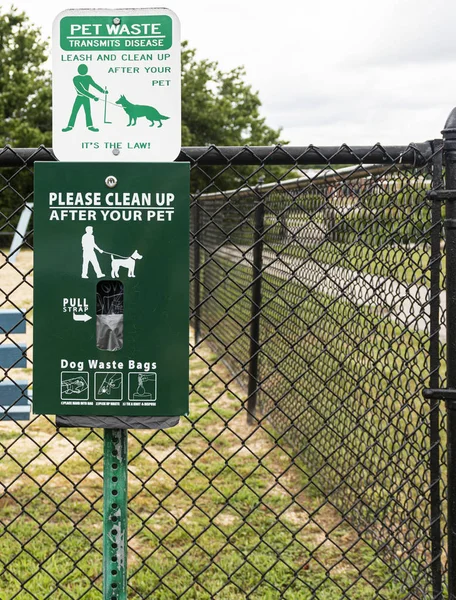 Cane waiste borse in contenitore al parco — Foto Stock