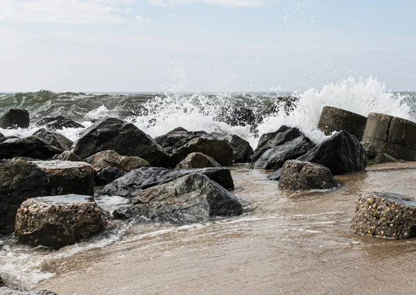 Okyanus dalgaları kıyıdaki kayalara çarpıyor — Stok fotoğraf