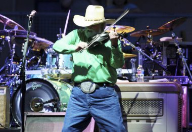 Charlie Daniels işini yapıyor. Atlantic City 'de yaşıyor.