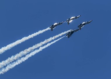 Hava Kuvvetleri Thunderbird planını ters yüz ediyor.