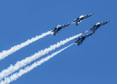 Hava Kuvvetleri Gök Gürültüsü Kuşları torbadan duman püskürtüyor