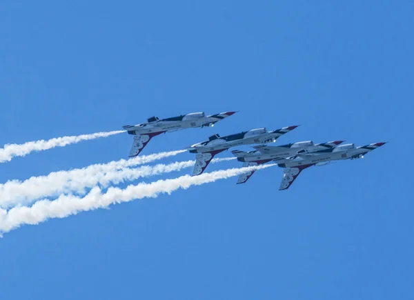 Thunderbirds de Estados Unidos en formación apretada al revés —  Fotos de Stock