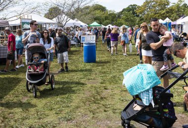 Her yıl düzenlenen Arg panayırında aileler yürüyor ve bebek arabalarını itiyor