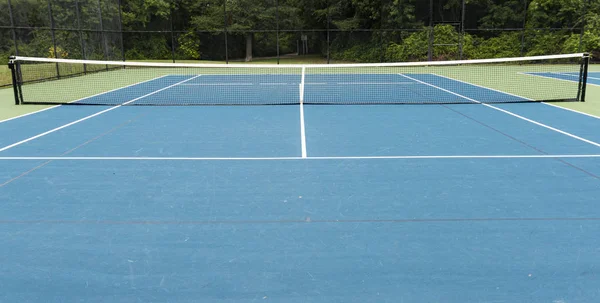 Fechar a quadra de tênis azul — Fotografia de Stock