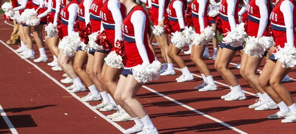 High school cheerleaders perfomring on a track during football g — Stock Photo, Image