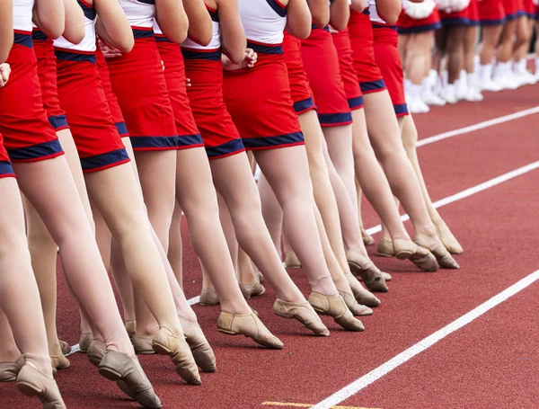 Kickline agrupa las piernas con los dedos en punta durante el himno nacional — Foto de Stock