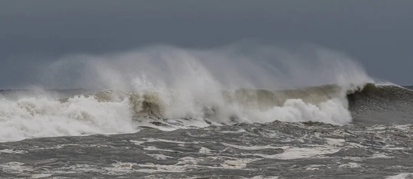 Duże fale Oceanu Atlantyckiego w wietrzny dzień podczas burzy tropikalnej — Zdjęcie stockowe