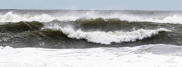Σκληρά κύματα του ωκεανού από τροπική καταιγίδα με ισχυρούς ανέμους — Φωτογραφία Αρχείου