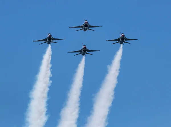 미국 공군 선더버드가 푸른 하늘에서 다이아몬드 형태로 날으는 모습 — 스톡 사진