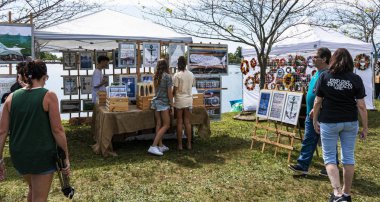 Yıllık Babil Villae Fuarı 'nda çadırların altında sanat eserleri satılacak.