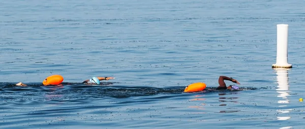 Dois Nadadores Triatolon Fêmeas Negras Com Dispositivos Flutuação Laranja Para — Fotografia de Stock