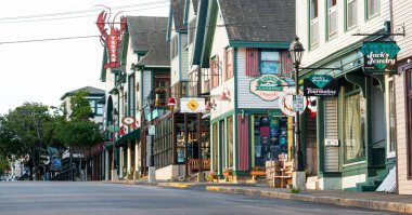 Bar Harbor, Maine, ABD - 29 Temmuz 2017: Sabah 5 'te ana alışveriş caddesinin manzarası yakında turistlerle dolacak ve alışveriş yapacak.