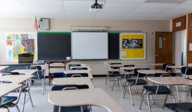 West Islip, New York, ABD - 3 Haziran 2020: Covid-19 Coronavirus salgını nedeniyle aylarca ders almamasının ardından New York 'taki lise sınıfı hâlâ boş.
