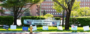 West Islip, New York, ABD - 13 Mayıs 2020: COVID-19 salgını sırasında Good Samaritan Hastanesi önündeki hemşirelere, doktorlara ve tüm gerekli çalışanlara teşekkür eden işaretler.