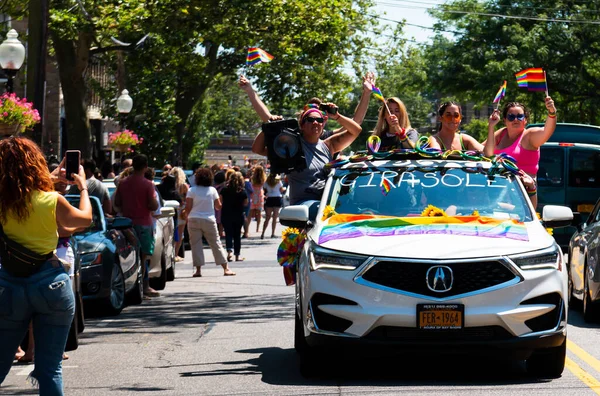 巴比伦 2020年6月28日 在2020年骄傲车游行期间 乘坐着彩虹色的汽车驶过鹿儿园大道 人们在巴比伦村挥动彩虹旗 — 图库照片