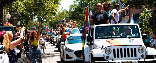 Babylon New York Usa Juni 2020 Regenbogenfarben Geschmückte Autos Fahren — Stockfoto