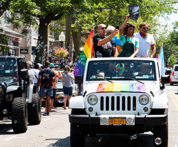 巴比伦 2020年6月28日 一辆吉普车上冒出泡沫 人们站在那里拍照 并在盖伊骄傲汽车游行中向人群挥手 — 图库照片