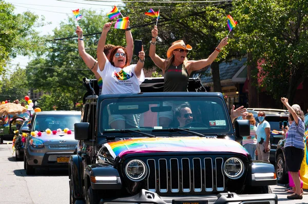 巴比伦 2020年6月28日 在巴比伦村举行的骄傲阅兵式上 女性站在吉普车上挥舞同性恋骄傲旗并自拍 — 图库照片