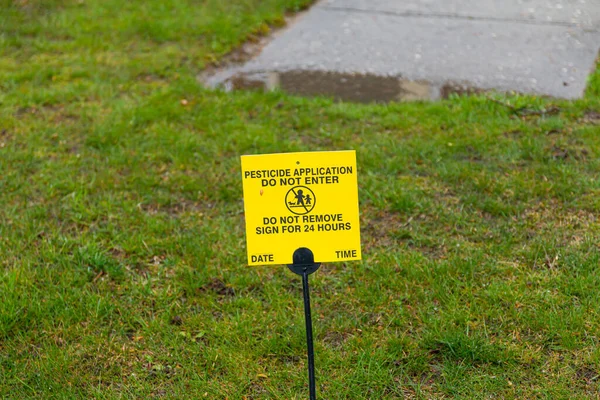 Bahçeye Küçük Sarı Bir Tabela Yerleştirilir Kimyasal Böcek Ilacı Içeri — Stok fotoğraf