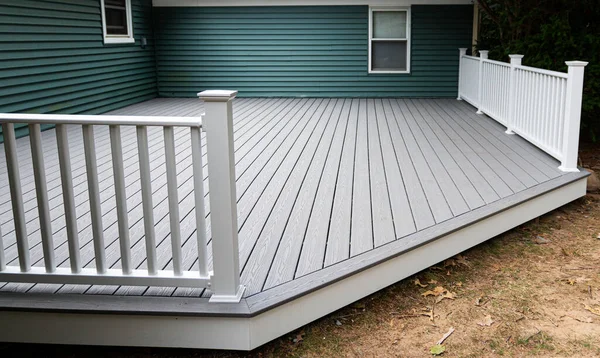 New Composite Deck Back House Green Vinyl Siding Whie Railings — Stock Photo, Image