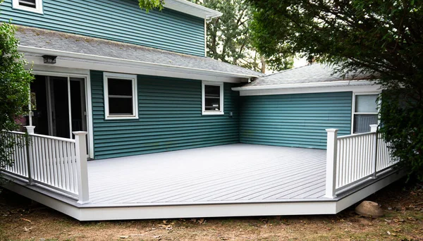 Novo Deck Instalado Parte Trás Uma Casa Com Material Compósito — Fotografia de Stock