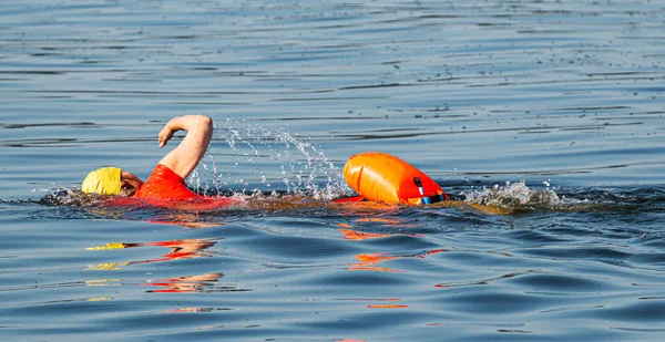 Nadador Individual Está Treinando Baía Usando Top Vermelho Uma Touca — Fotografia de Stock