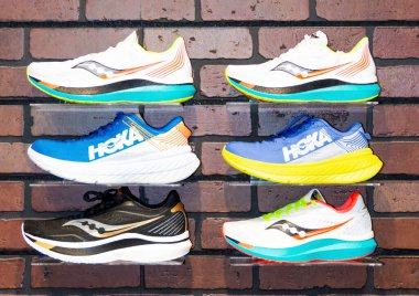 Smithtown, New York, ABD - 28 Ağustos 2020: Smithtown Running Company ayakkabı mağazasının duvarında altı koşu ayakkabısı sergileniyor.