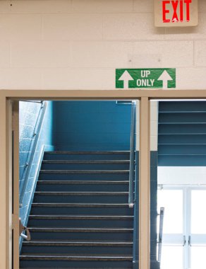 Sadece bir okulda öğrencileri sosyal olarak birbirinden 2 metre uzak tutmak için merdivenleri çıktım. Böylece okul öğretmenliğe geri dönebilecekti..